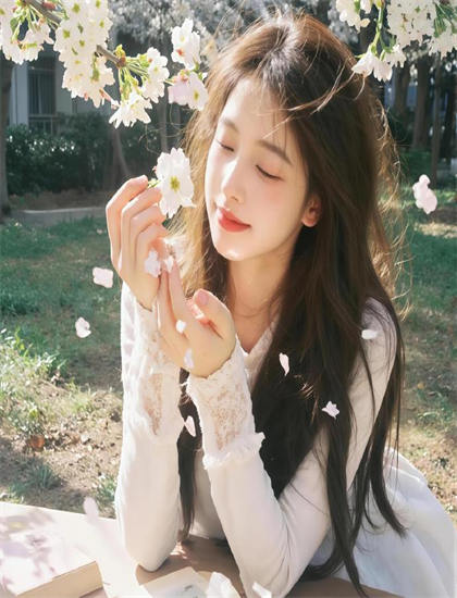 《彩戏师之云机现世》不同导演版本比较引人入胜的：艺术风格差异分析